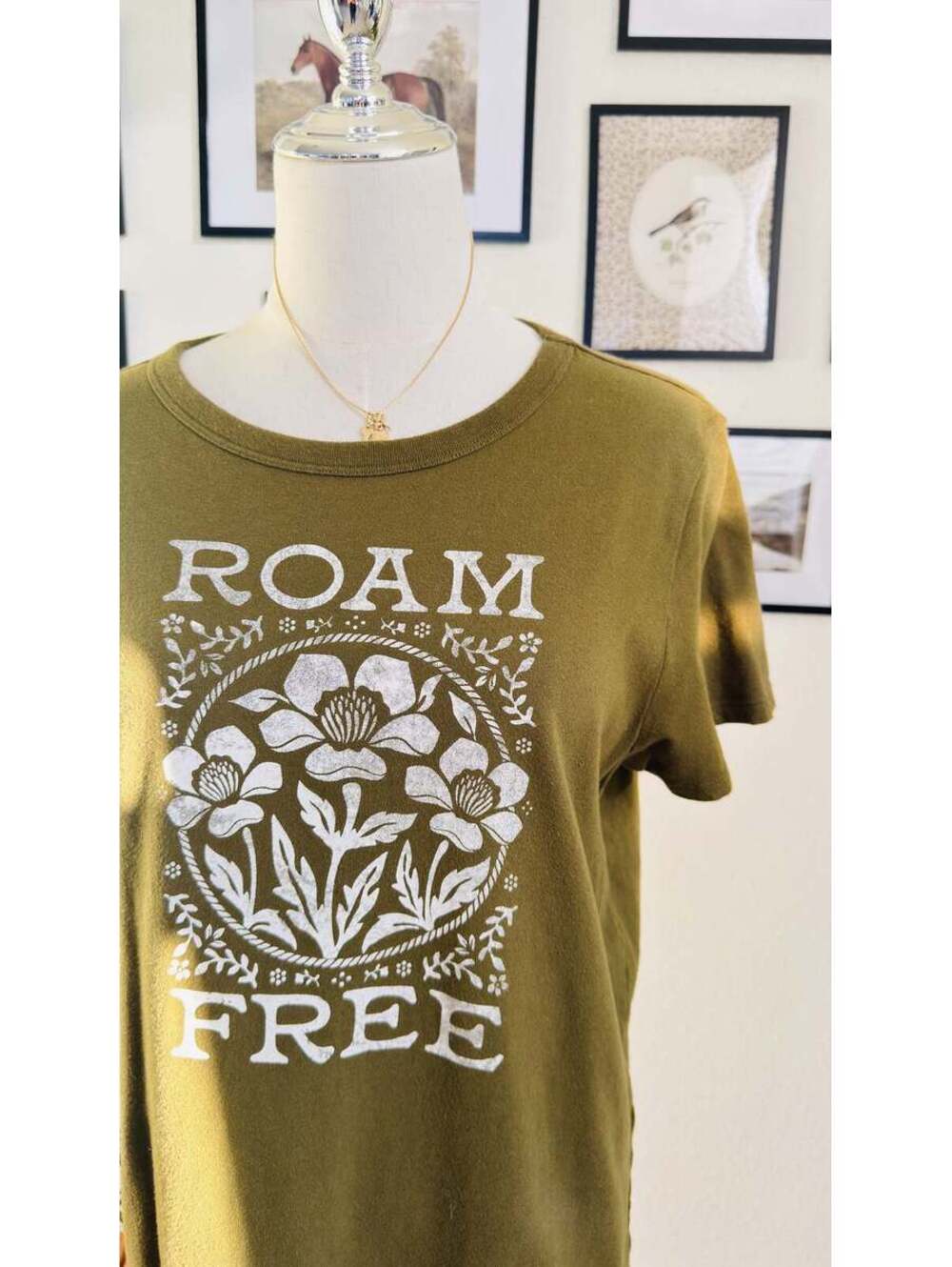 Old Navy Olive Green 'Roam Free' Graphic Tee - Size S Petite - Picture 3 of 9